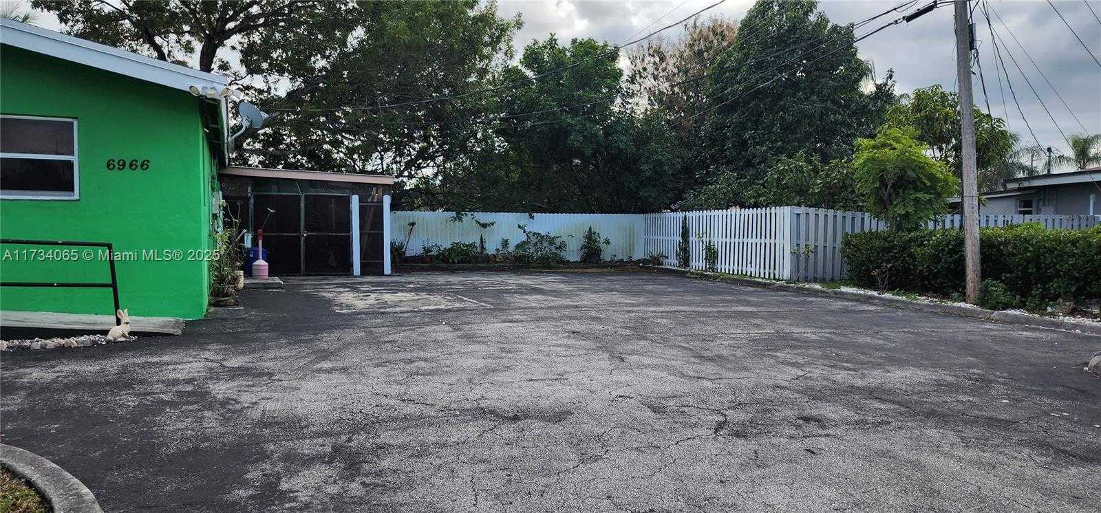 Small Image of 6966 TAFT ST #1, Hollywood Number 3