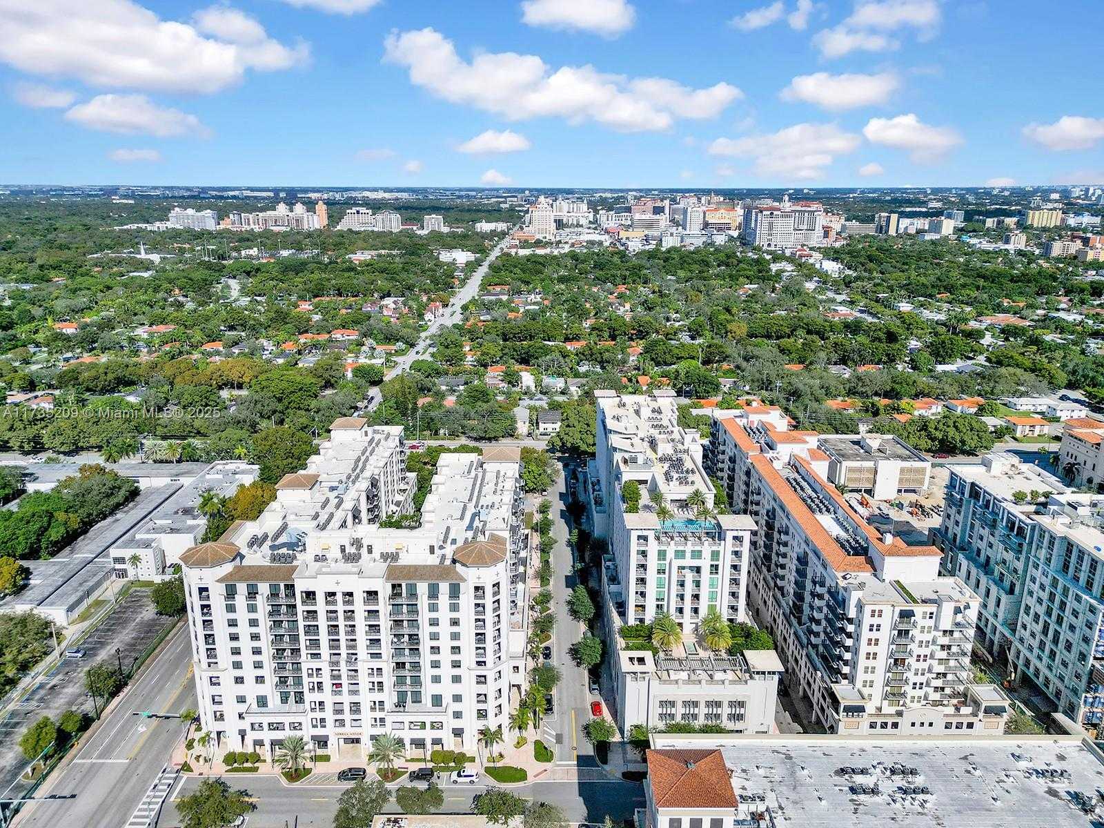 Small Image of 4070 LAGUNA ST, Coral Gables Number 5