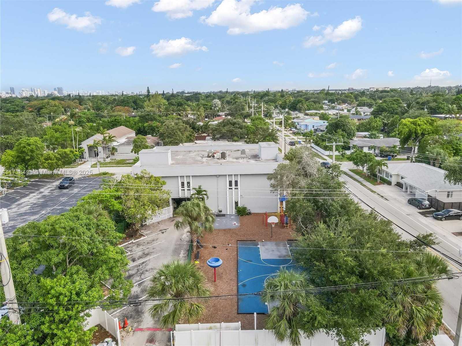 Small Image of 2751 VAN BUREN ST, Hollywood Number 3