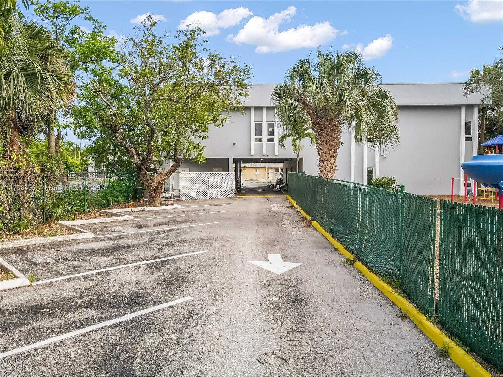 Small Image of 2751 VAN BUREN ST, Hollywood Number 5