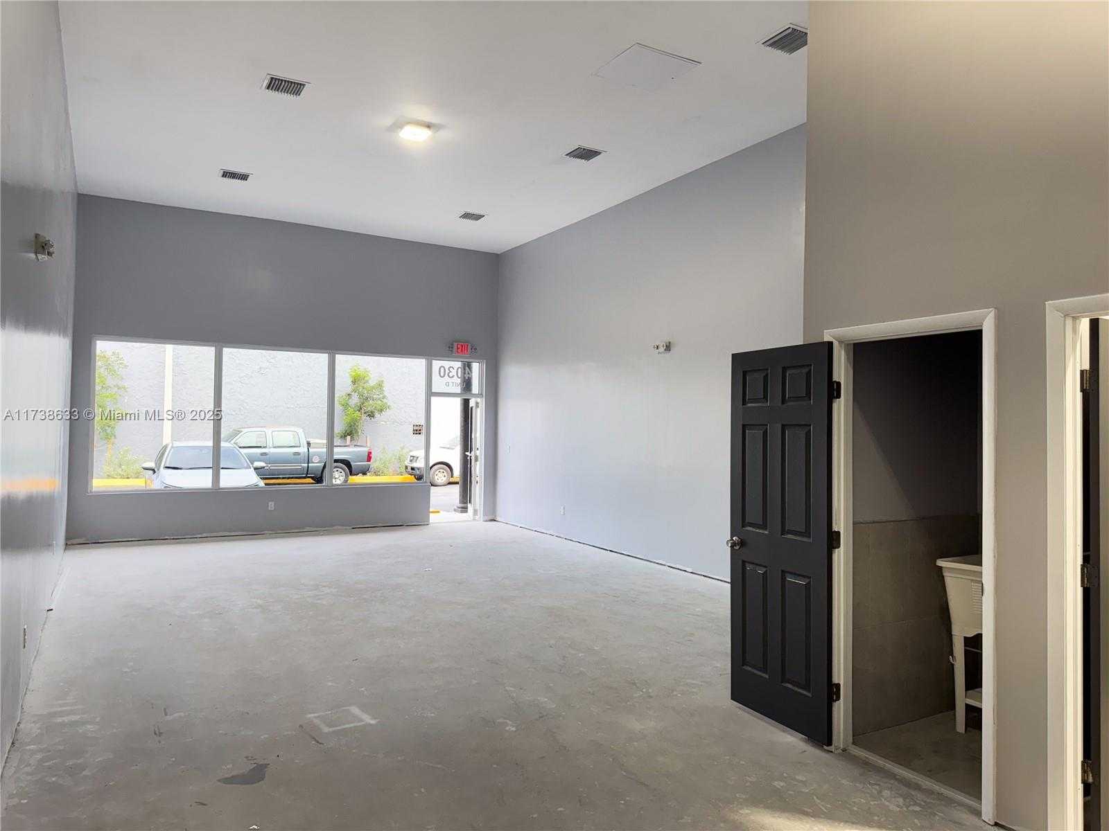 Small Image of 4030 PEMBROKE RD, West Park Number 4
