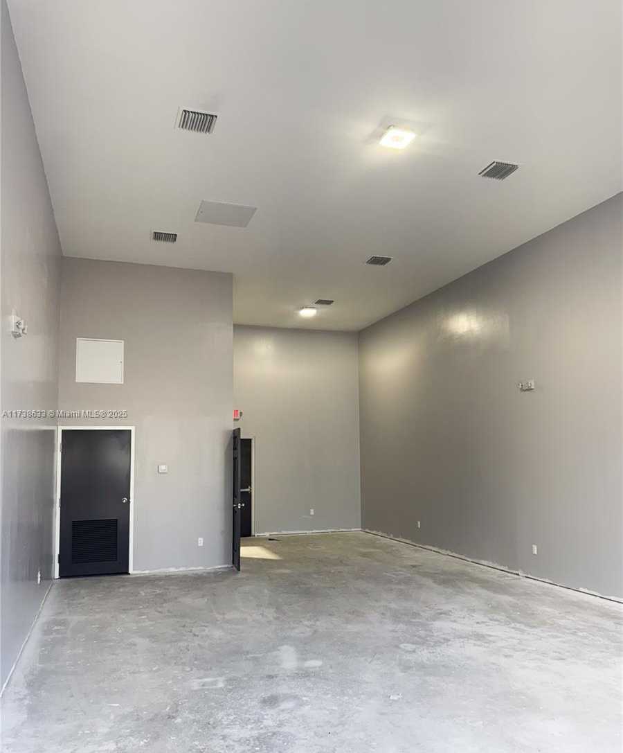 Small Image of 4030 PEMBROKE RD, West Park Number 5