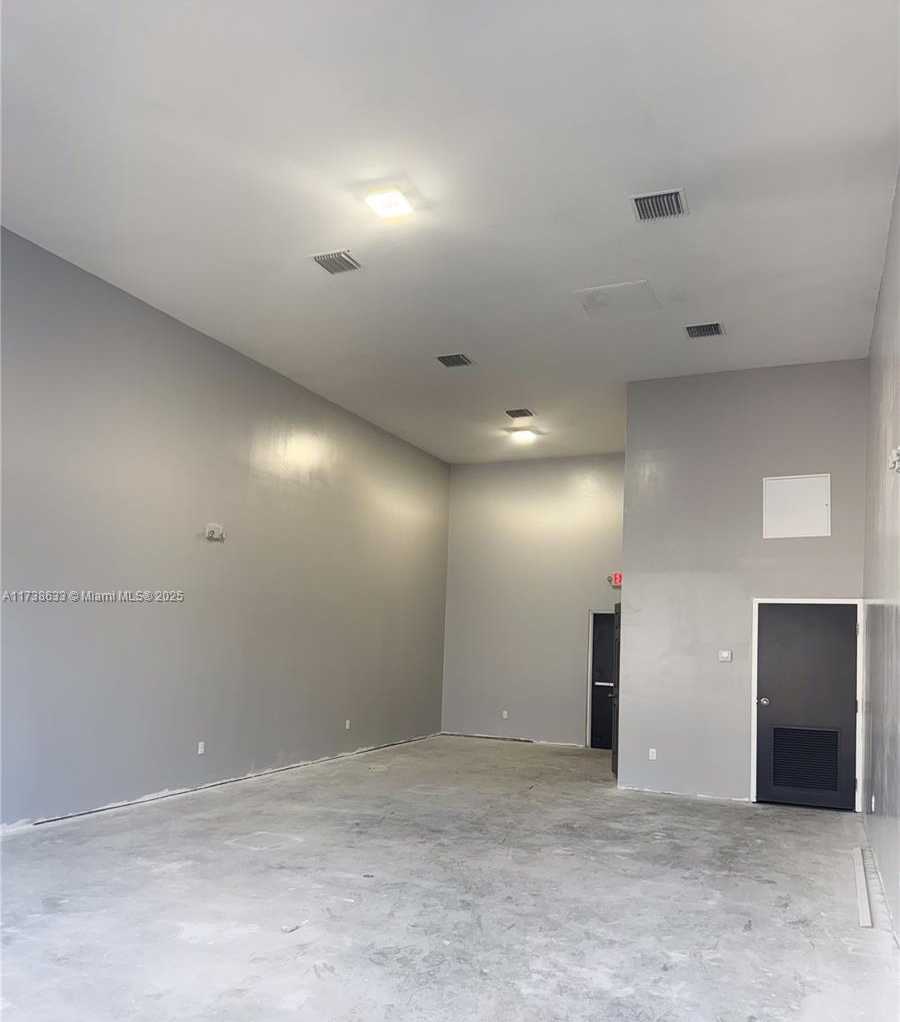 Small Image of 4030 PEMBROKE RD, West Park Number 6