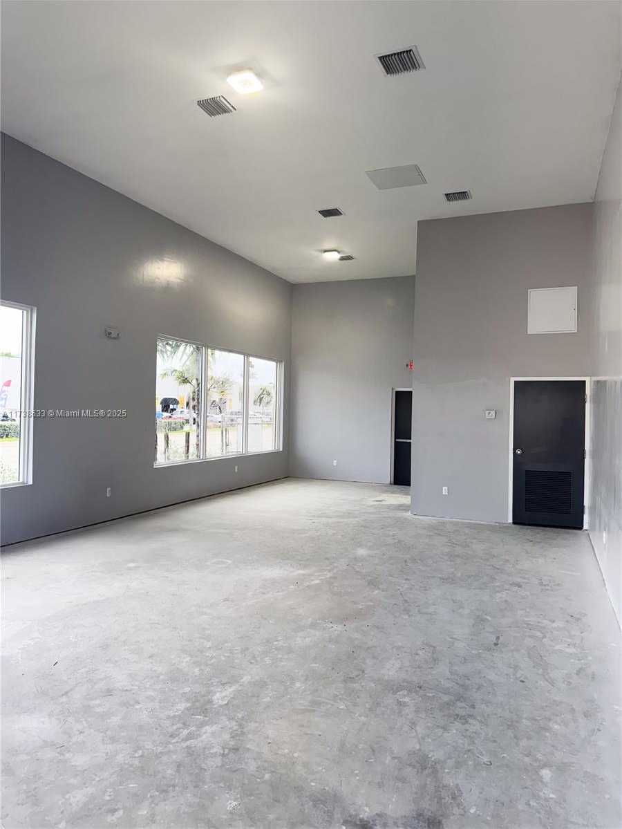 Small Image of 4030 PEMBROKE RD, West Park Number 7