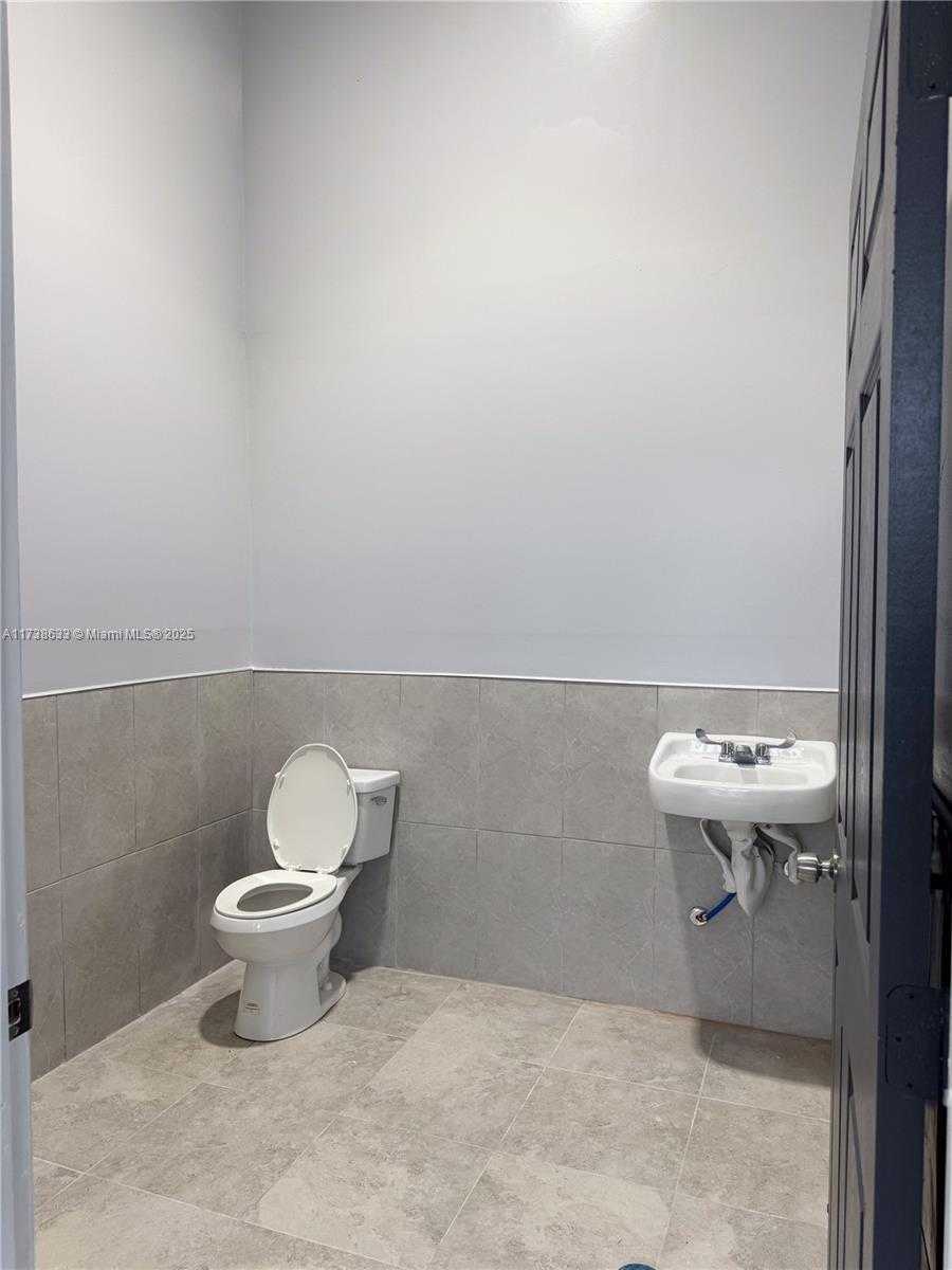 Small Image of 4030 PEMBROKE RD, West Park Number 8
