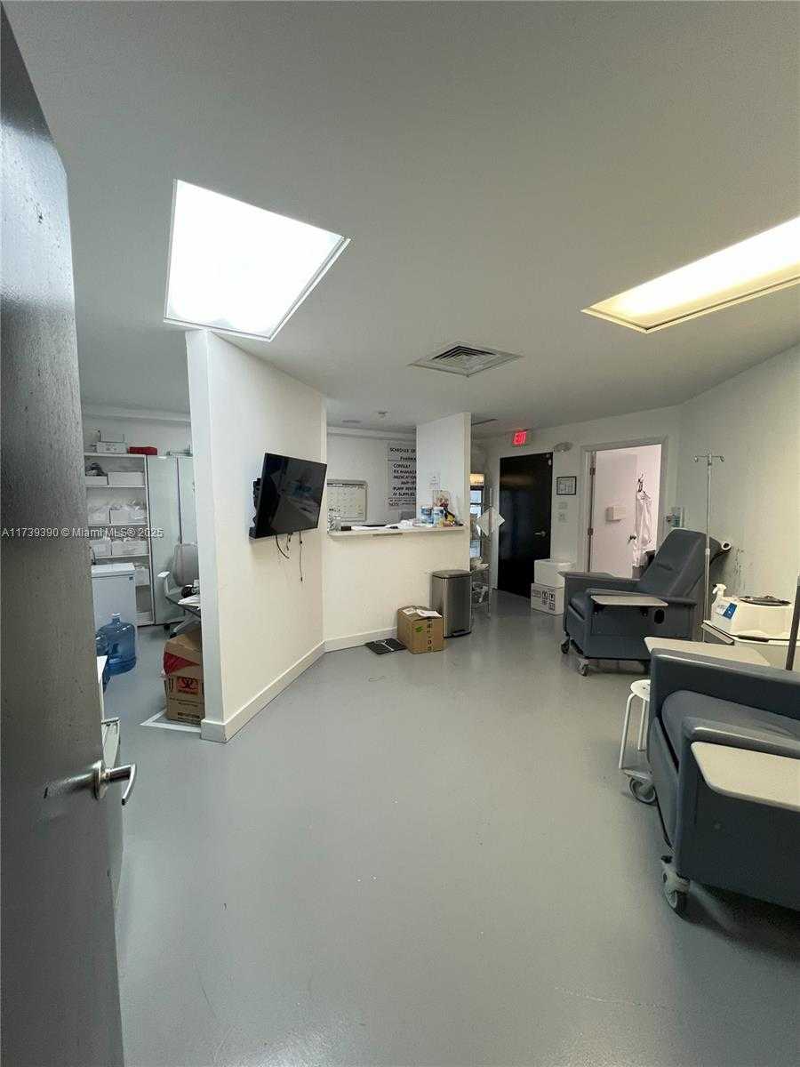 Small Image of 5050 Biscayne Blvd, Miami, FL 33137, USA Number 2
