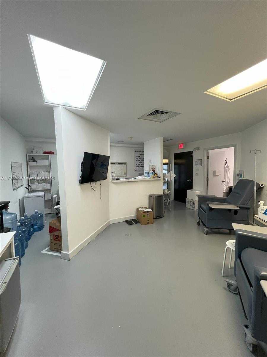 Small Image of 5050 Biscayne Blvd, Miami, FL 33137, USA Number 3