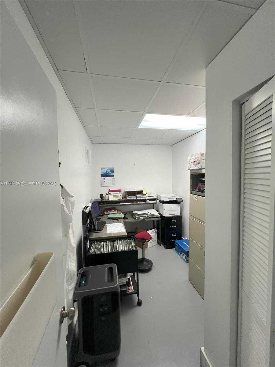Small Image of 5050 Biscayne Blvd, Miami, FL 33137, USA Number 4