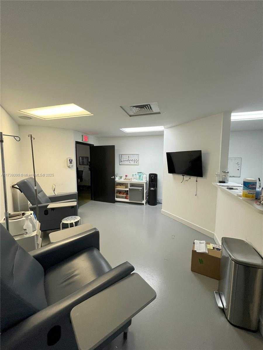 Small Image of 5050 Biscayne Blvd, Miami, FL 33137, USA Number 5