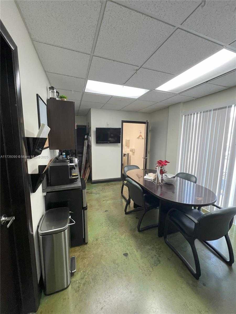 Small Image of 5050 Biscayne Blvd, Miami, FL 33137, USA Number 6