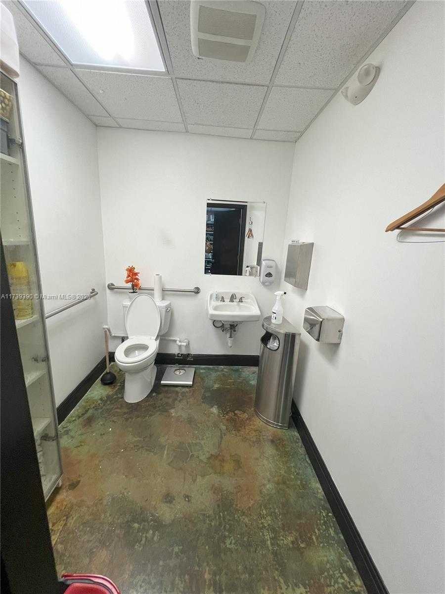 Small Image of 5050 Biscayne Blvd, Miami, FL 33137, USA Number 7