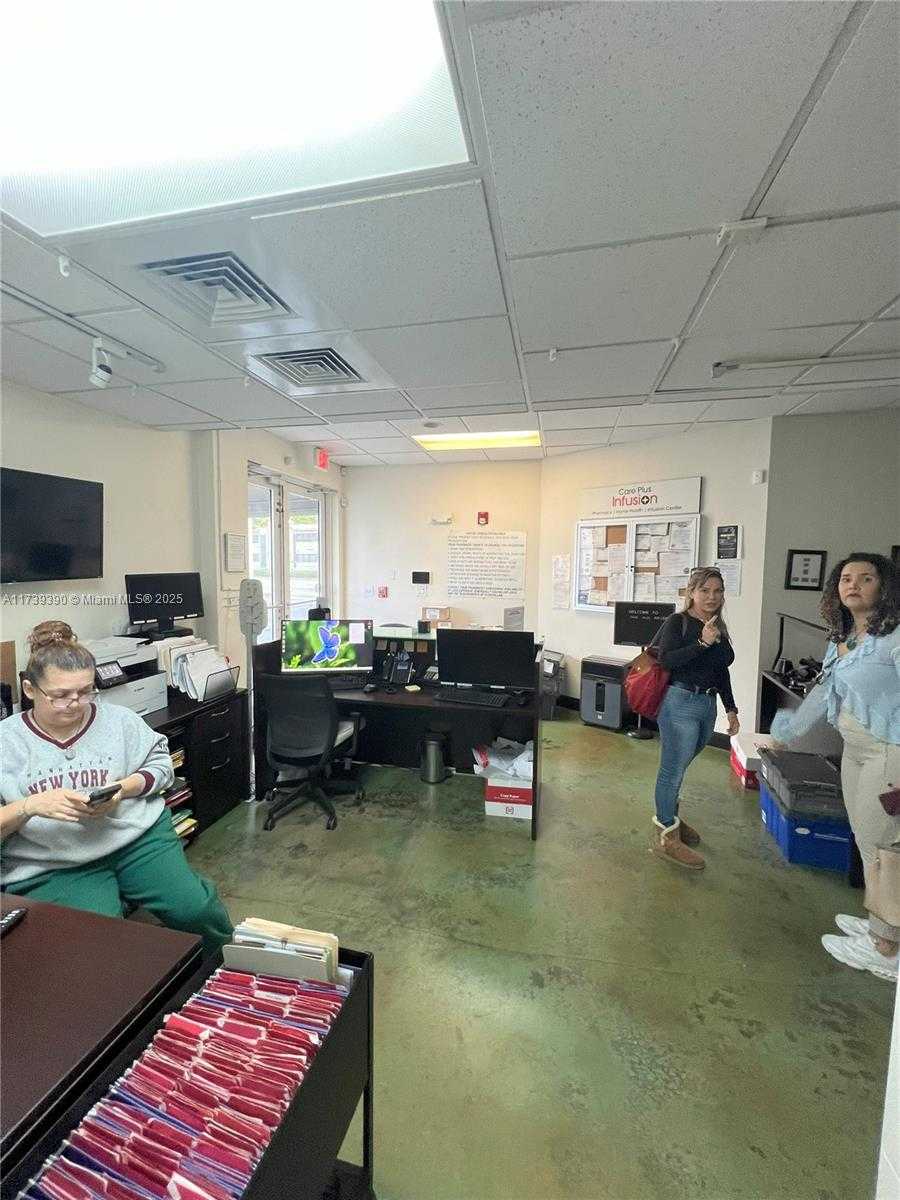 Small Image of 5050 Biscayne Blvd, Miami, FL 33137, USA Number 8