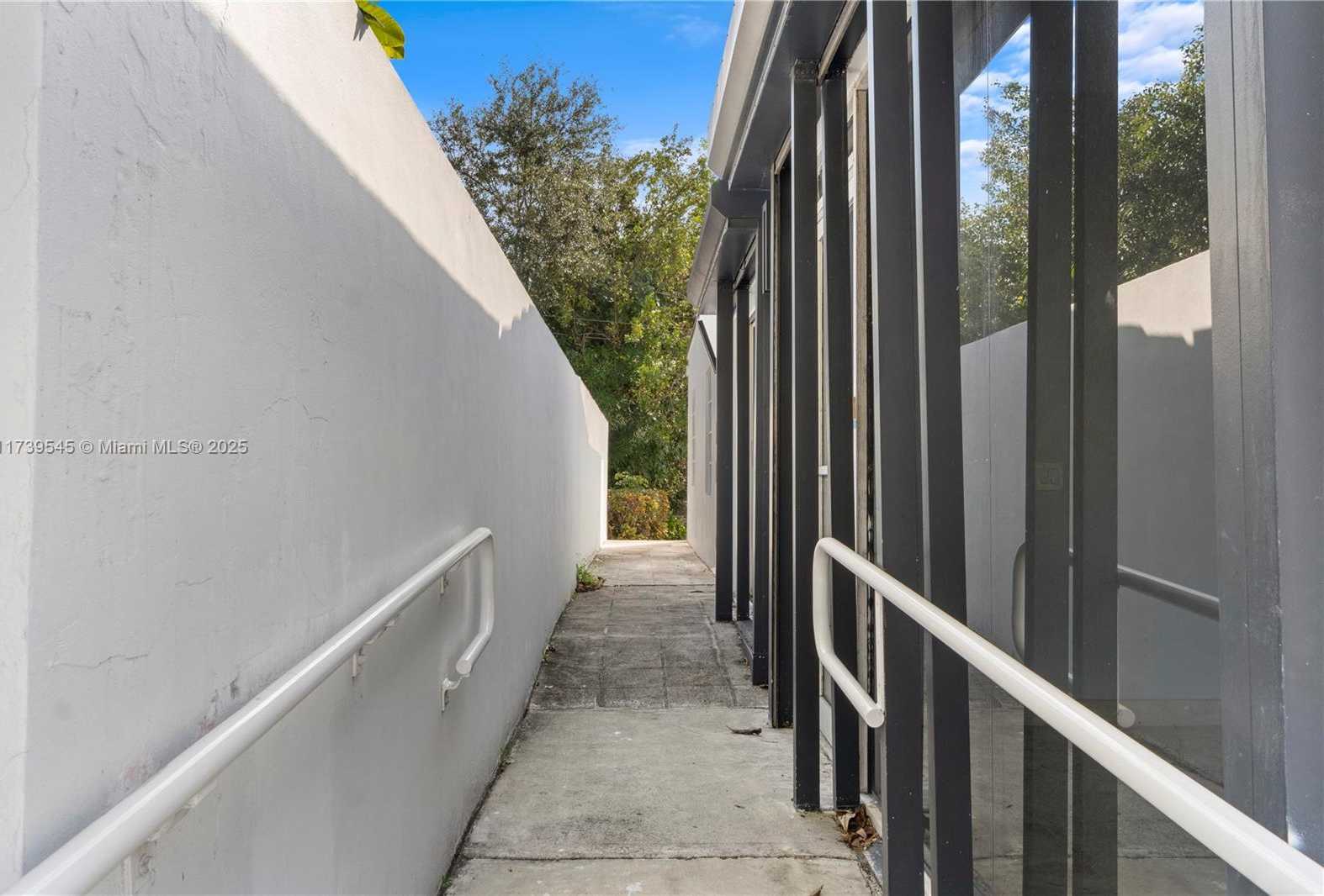 Small Image of 2550 SOUTH DIXIE HWY, Miami Number 10