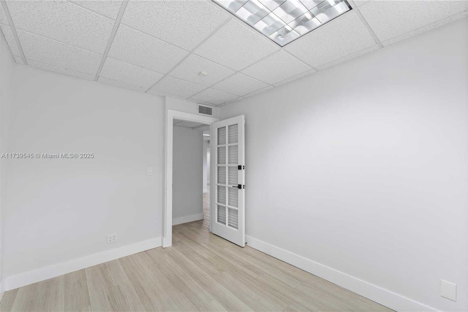 Small Image of 2550 SOUTH DIXIE HWY, Miami Number 21