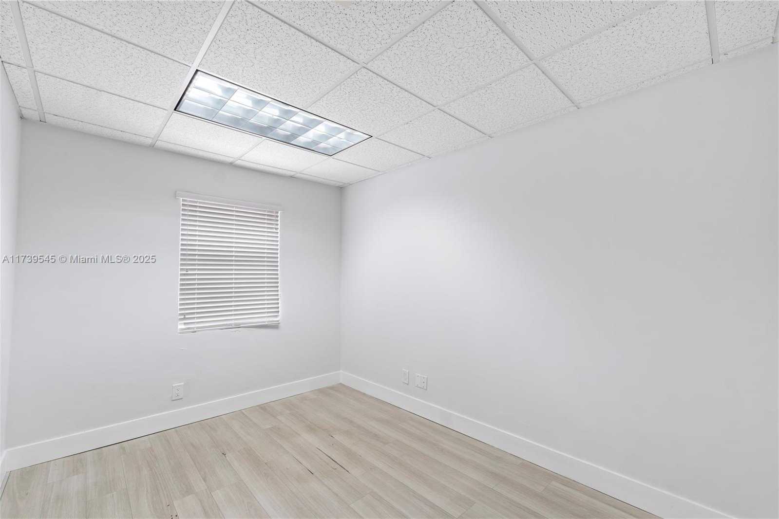 Small Image of 2550 SOUTH DIXIE HWY, Miami Number 22
