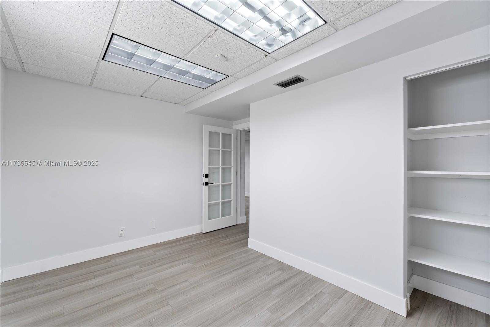 Small Image of 2550 SOUTH DIXIE HWY, Miami Number 23