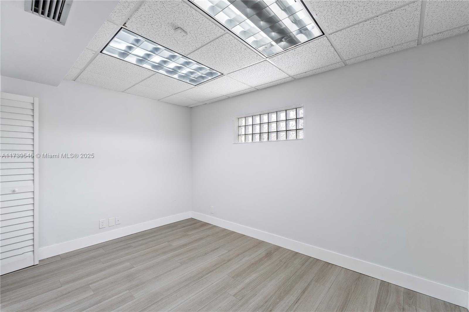 Small Image of 2550 SOUTH DIXIE HWY, Miami Number 24