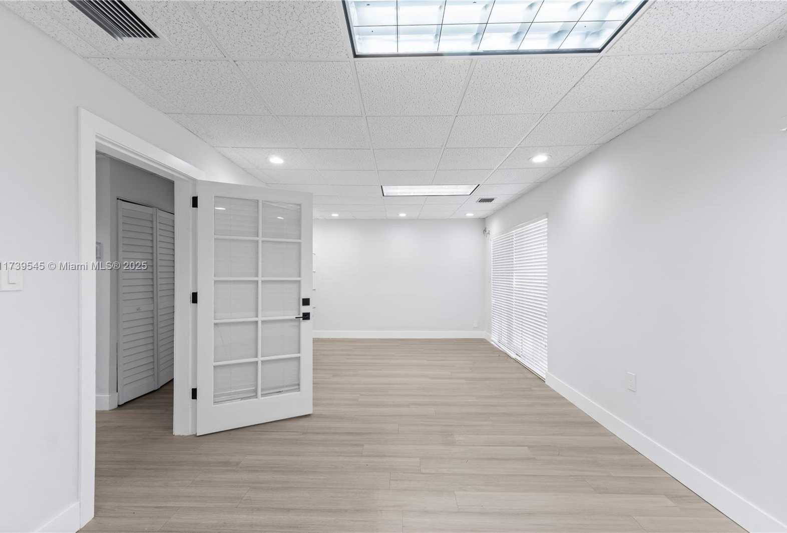Small Image of 2550 SOUTH DIXIE HWY, Miami Number 25