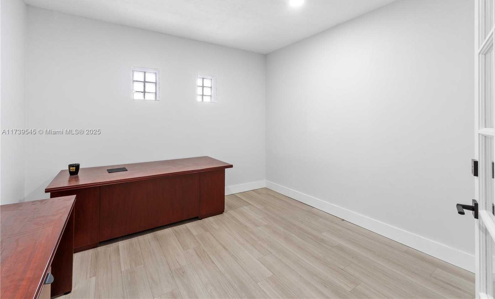 Small Image of 2550 SOUTH DIXIE HWY, Miami Number 26