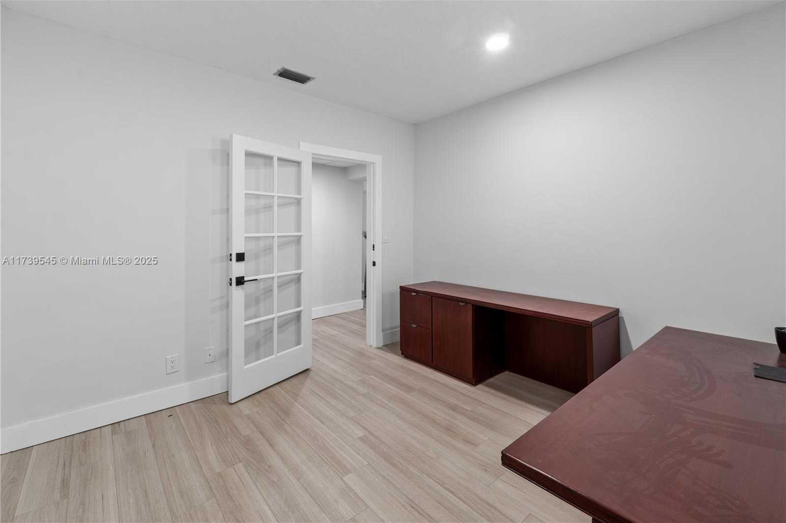 Small Image of 2550 SOUTH DIXIE HWY, Miami Number 27
