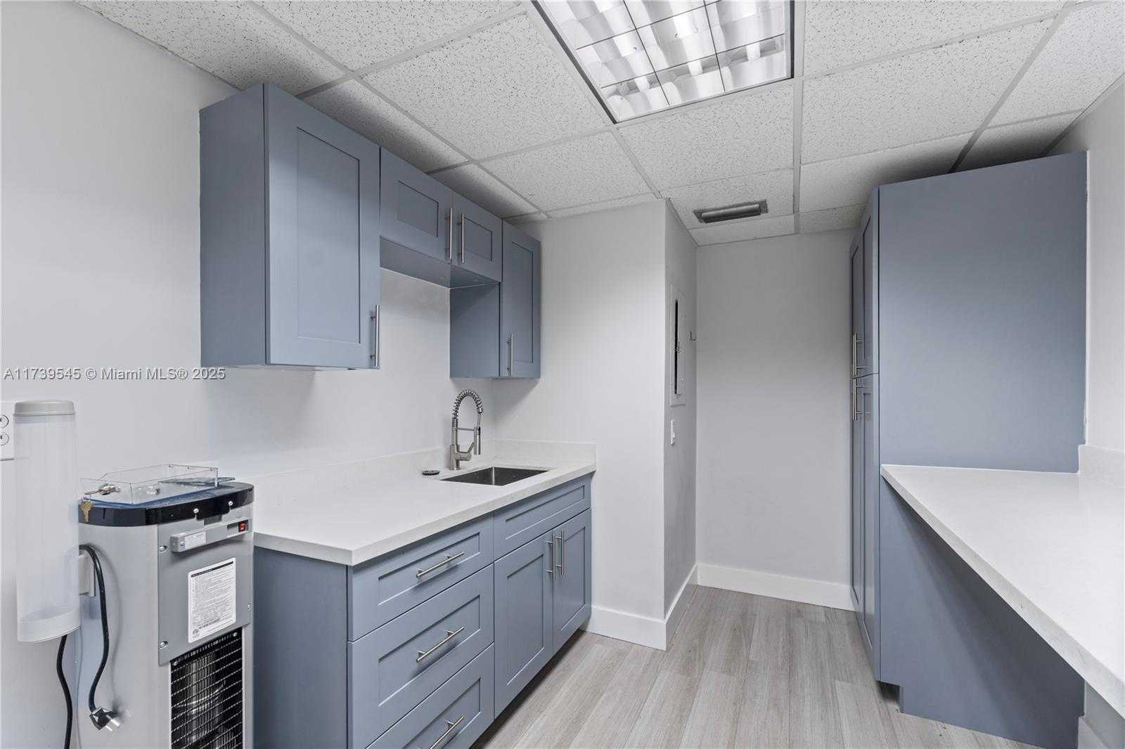 Small Image of 2550 SOUTH DIXIE HWY, Miami Number 32