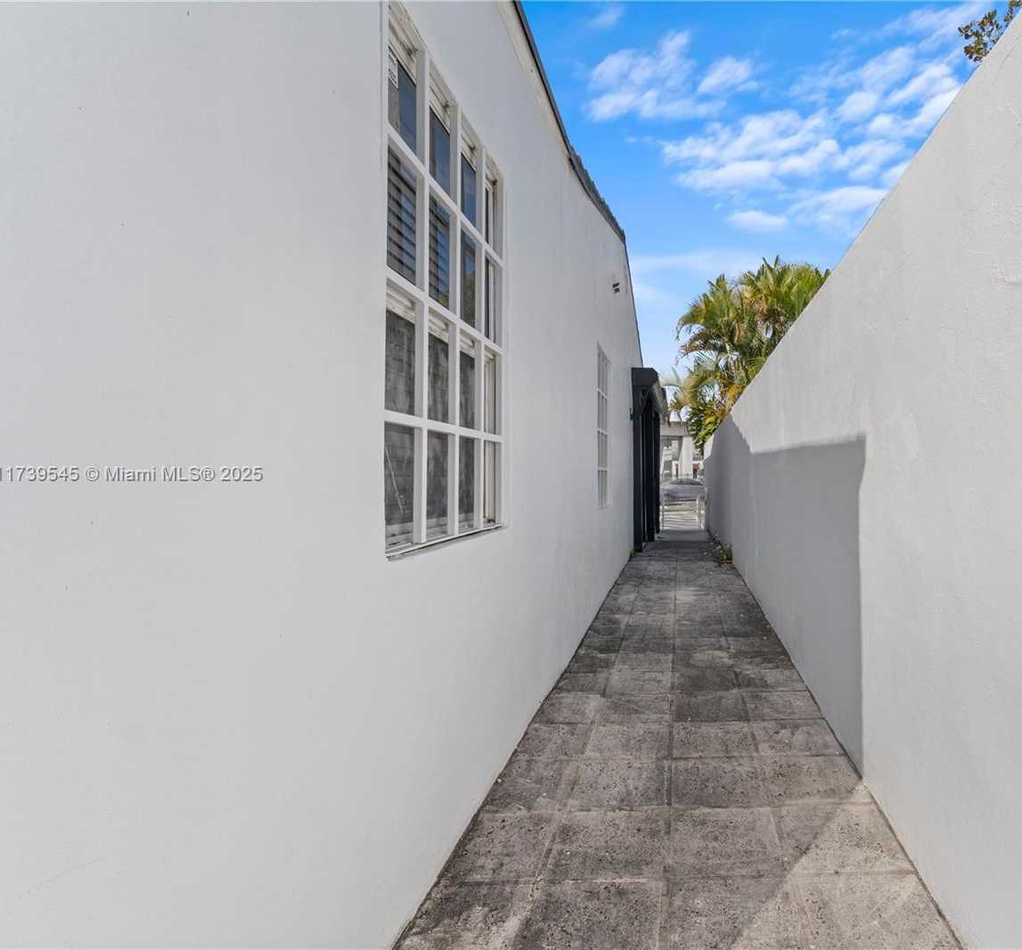 Small Image of 2550 SOUTH DIXIE HWY, Miami Number 34