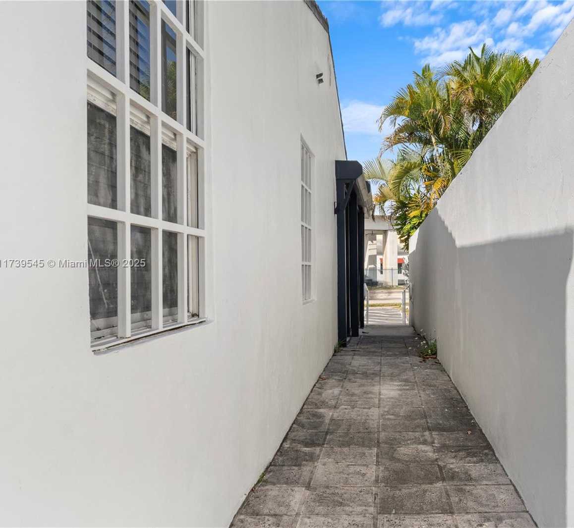 Small Image of 2550 SOUTH DIXIE HWY, Miami Number 35