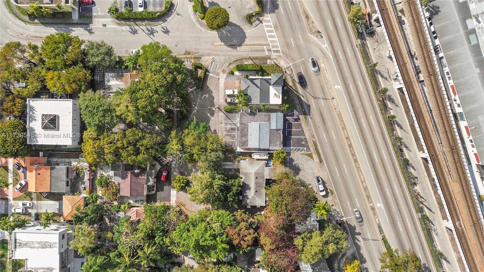Small Image of 2550 SOUTH DIXIE HWY, Miami Number 36