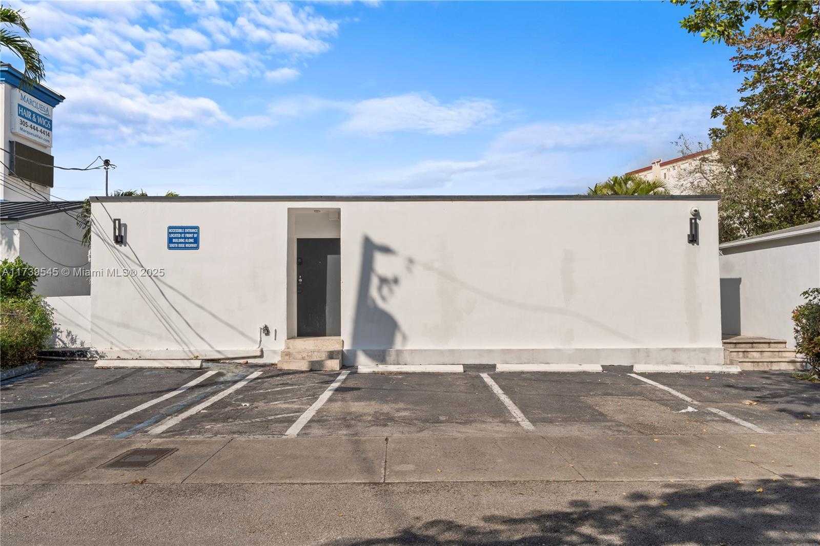 Small Image of 2550 SOUTH DIXIE HWY, Miami Number 39