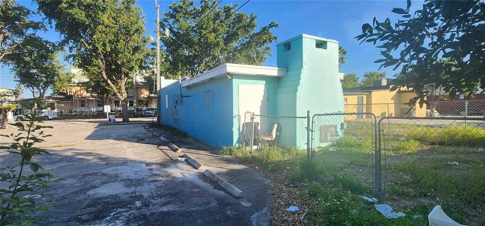 Small Image of 1865 NORTH TAMARIND AVE, West Palm Beach Number 4