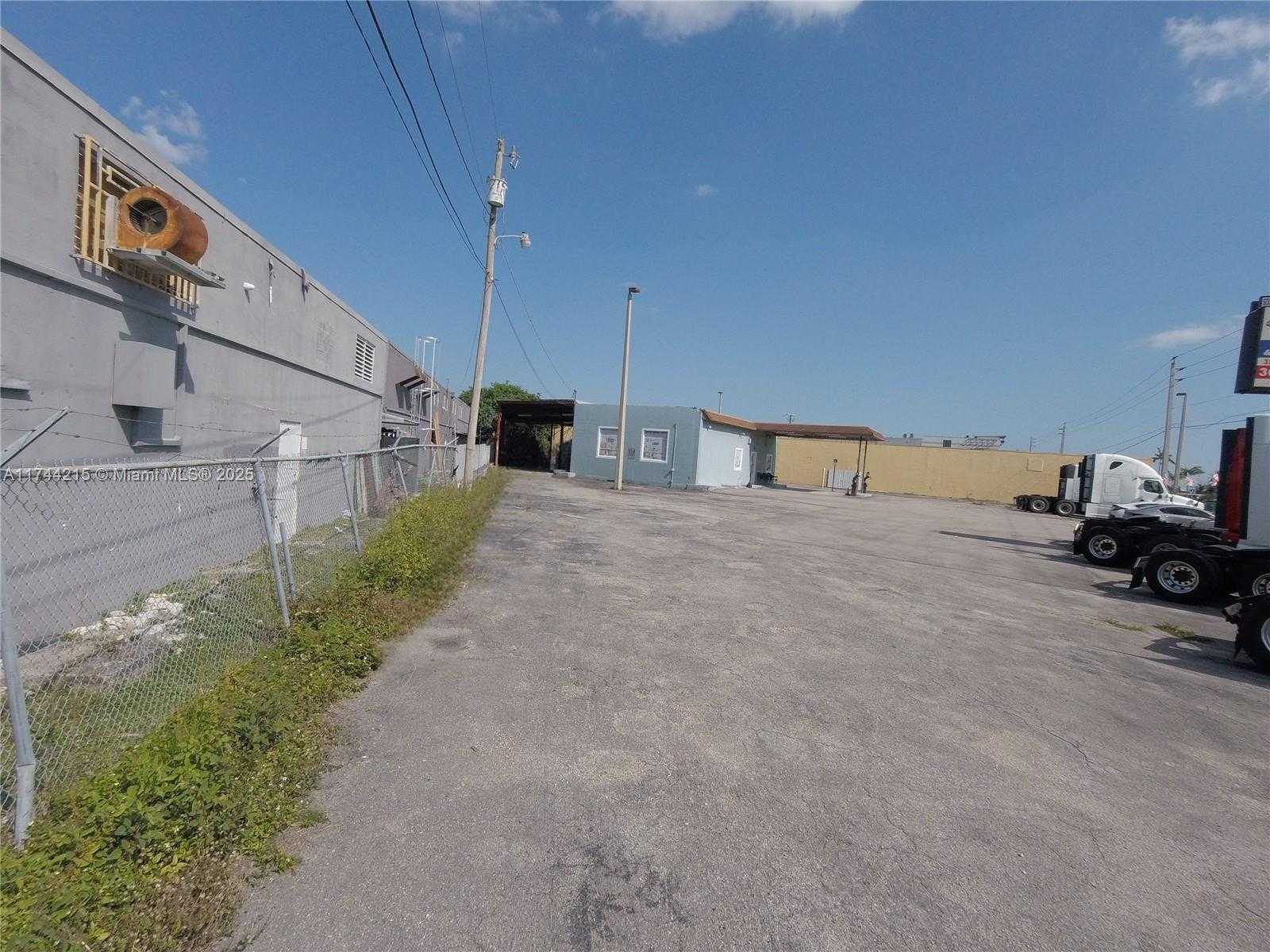 Small Image of 3131 WEST OKEECHOBEE RD, Hialeah Number 27