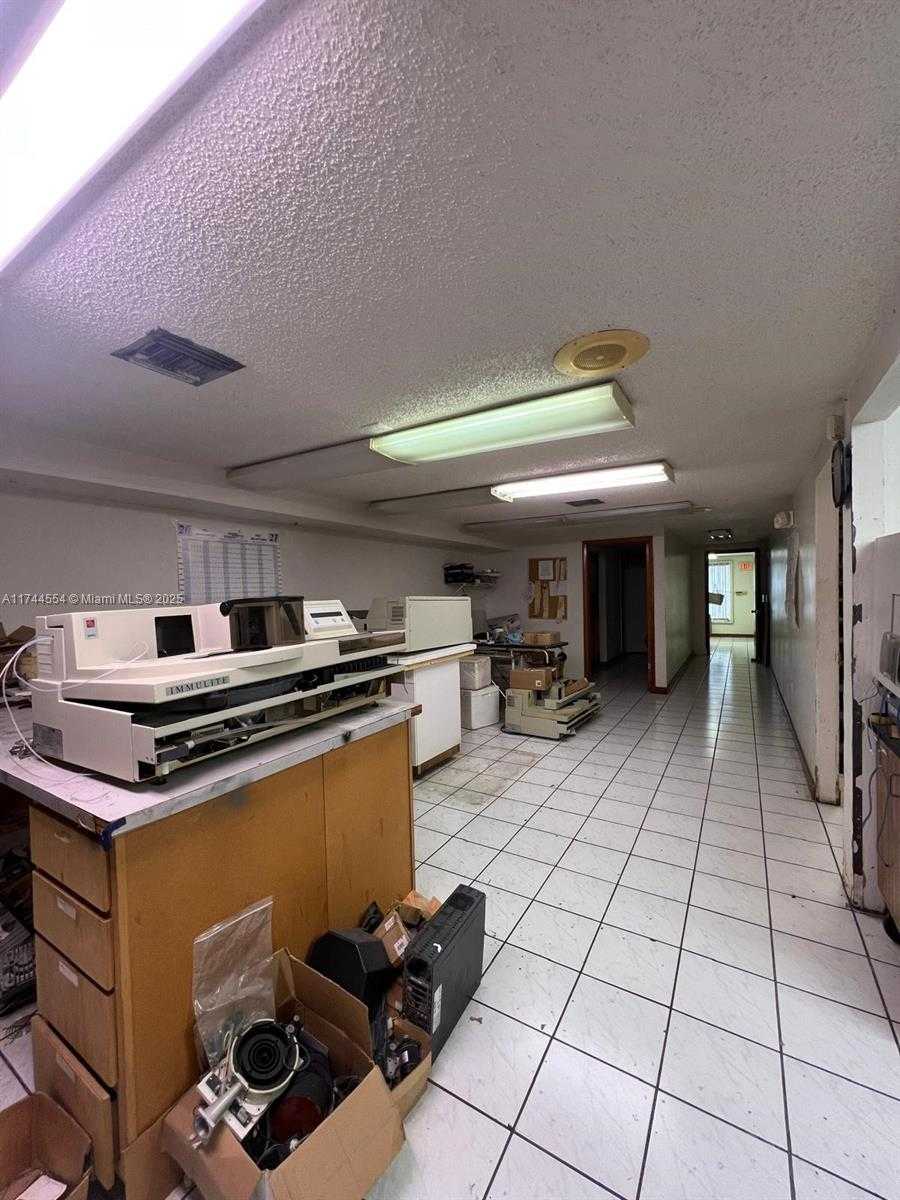 Small Image of 1671 WEST 38TH PL #1406, Hialeah Number 4