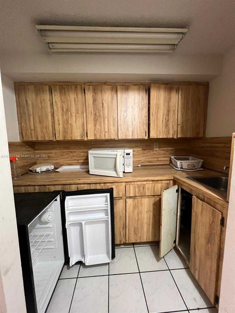 Small Image of 1671 WEST 38TH PL #1406, Hialeah Number 6