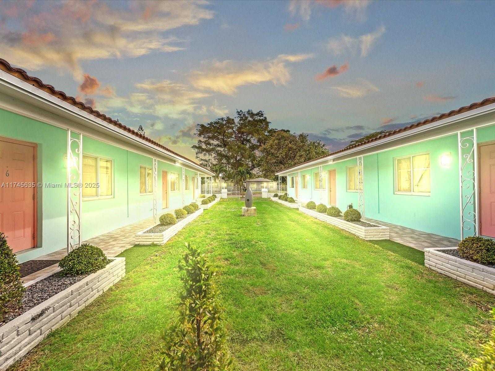 Small Image of 1839 Funston St, Hollywood, FL 33020, USA Number 3