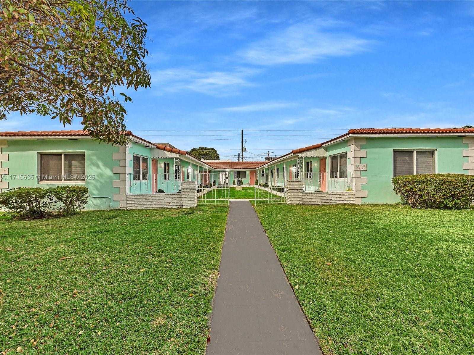 Small Image of 1839 Funston St, Hollywood, FL 33020, USA Number 4