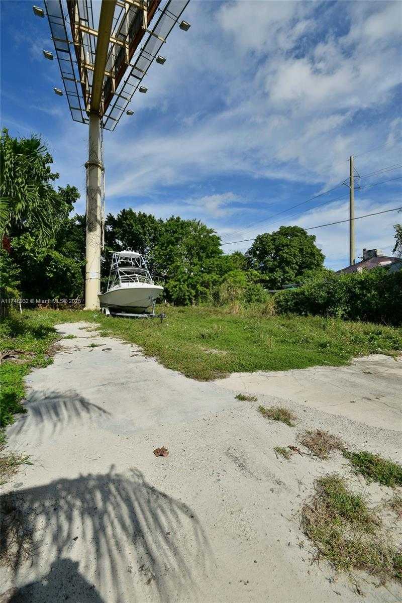 Small Image of 321 NORTH WEST 37TH ST, Miami Number 38