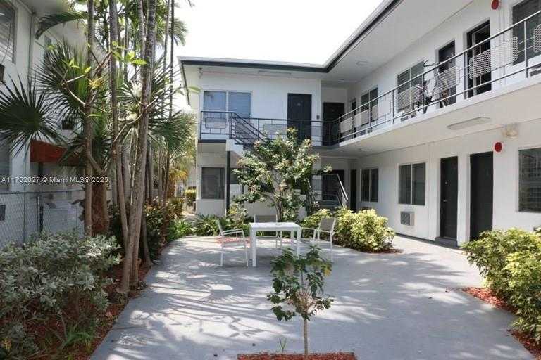 Small Image of 8320 Harding Ave, Miami Beach, FL 33141, USA Number 5