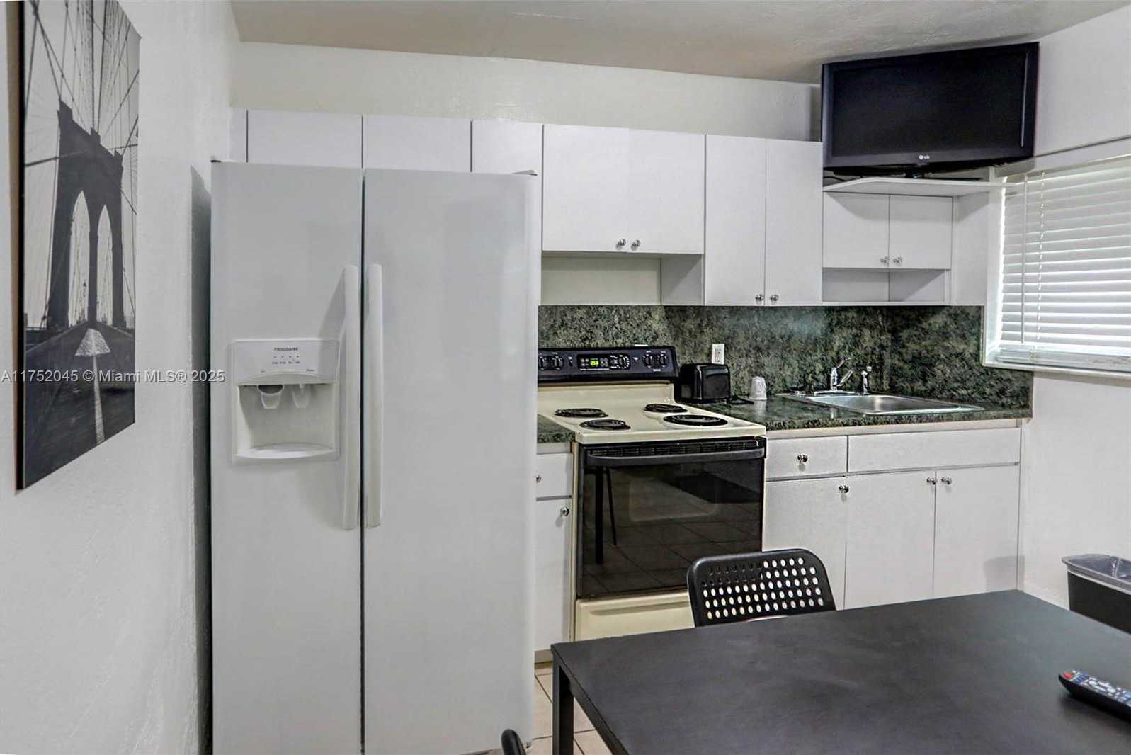 Small Image of 1419 SOUTH FEDERAL HWY, Hollywood Number 24