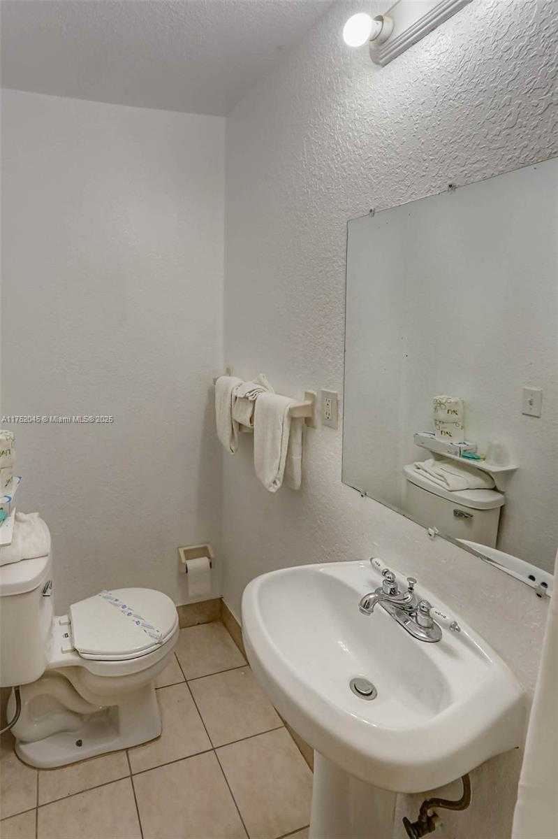 Small Image of 1419 SOUTH FEDERAL HWY, Hollywood Number 43