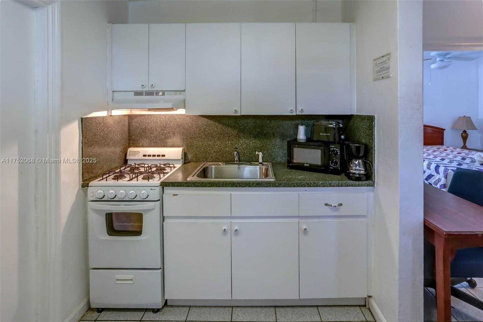 Small Image of 1411 SOUTH FEDERAL HWY, Hollywood Number 37