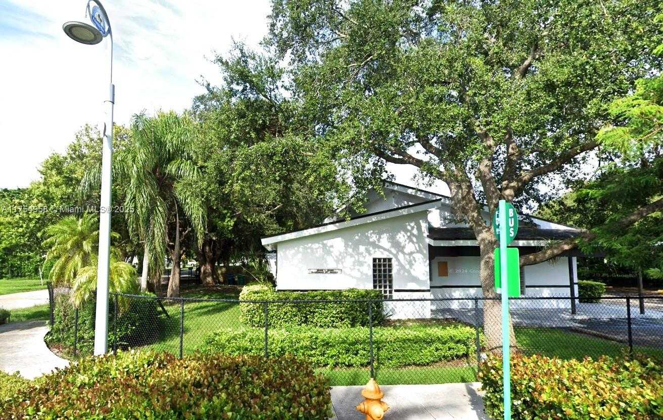 Small Image of 18140 SOUTH WEST 97TH AVE, Palmetto Bay Number 3