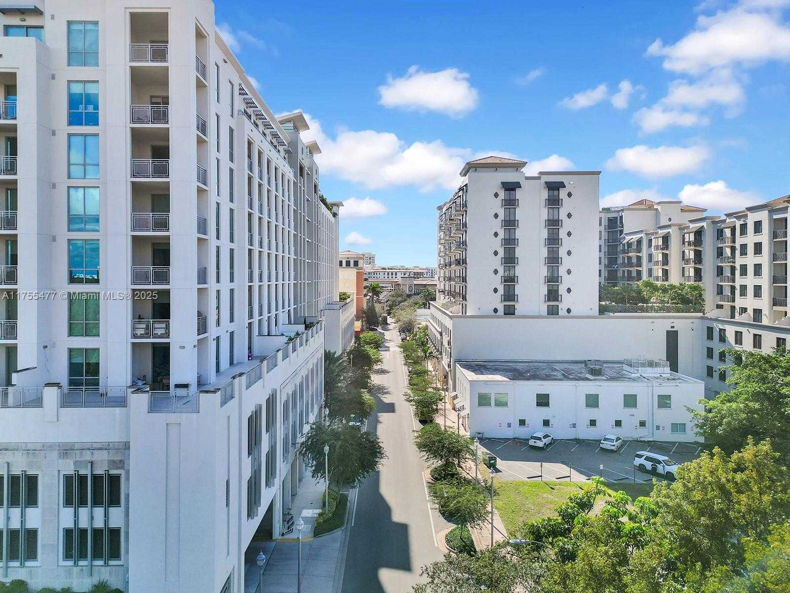 Small Image of 4070 LAGUNA ST, Coral Gables Number 2