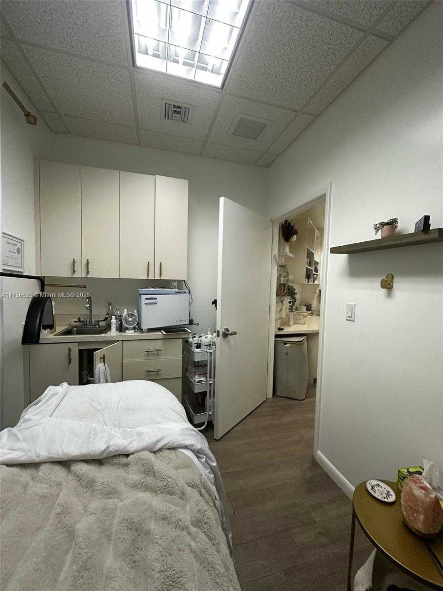 Small Image of 20770 WEST DIXIE HWY DE HWY, Miami Number 18