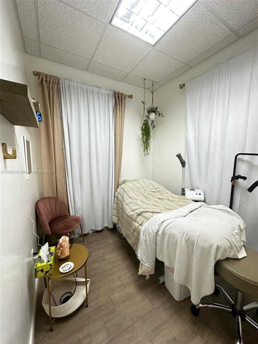 Small Image of 20770 WEST DIXIE HWY DE HWY, Miami Number 19