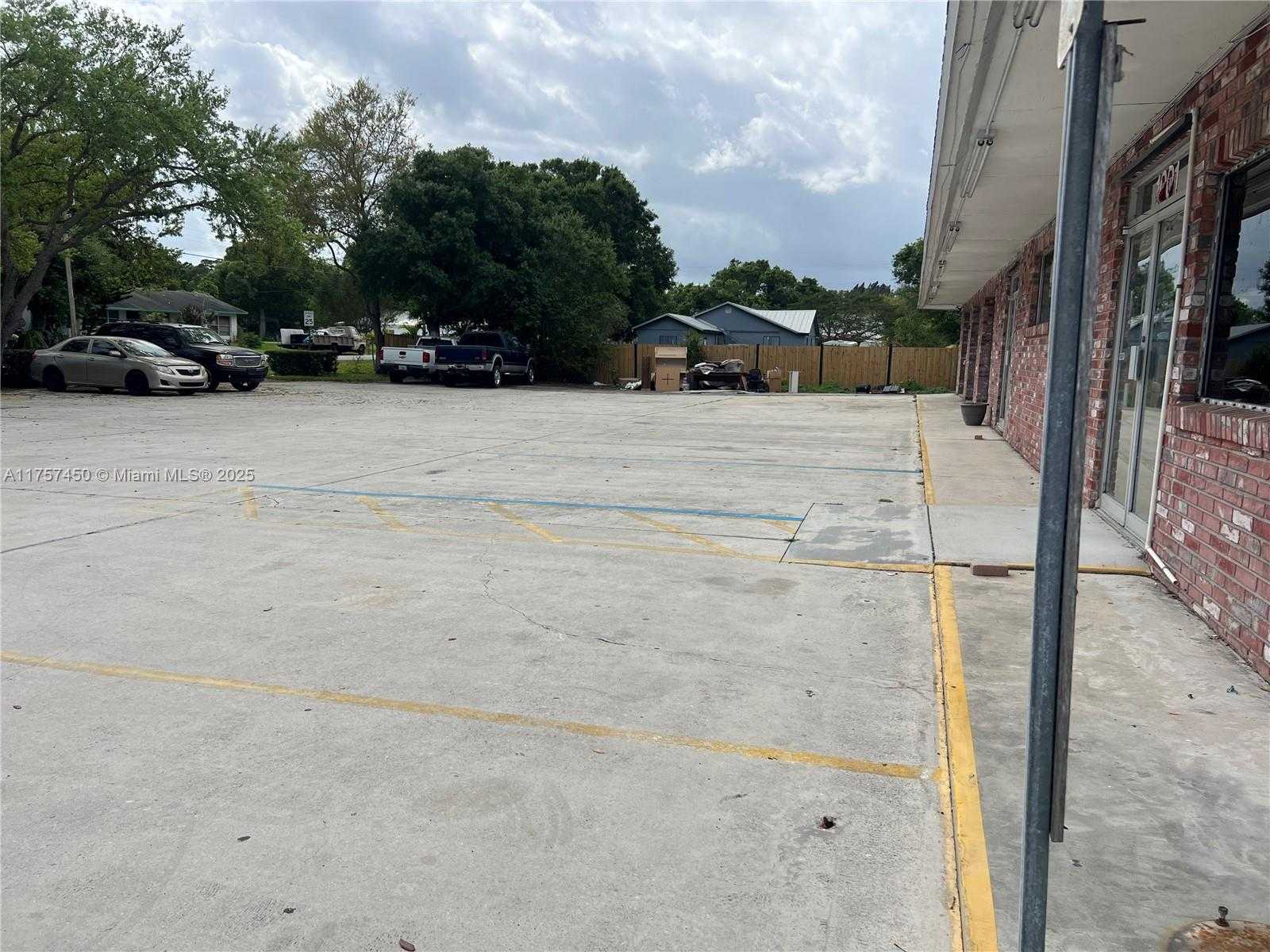 Small Image of 1001 WEST MIDWAY RD, Fort Pierce Number 14