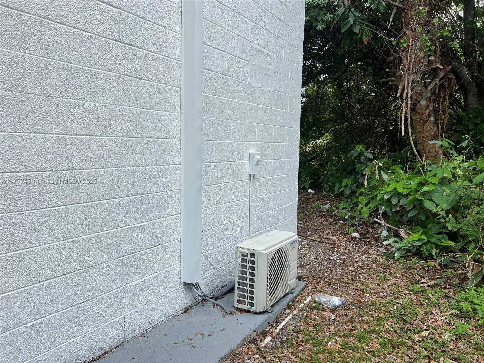 Small Image of 1001 WEST MIDWAY RD, Fort Pierce Number 6