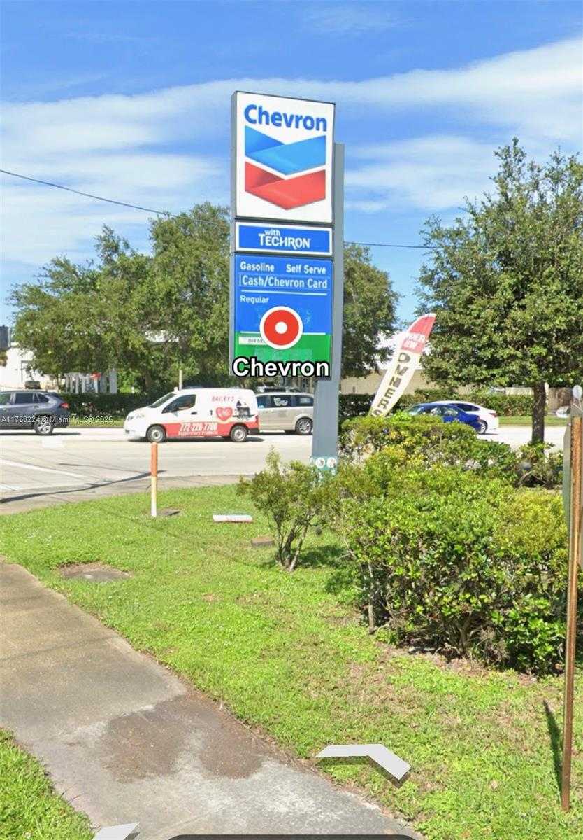 Small Image of 755 4TH ST, Vero Beach Number 3