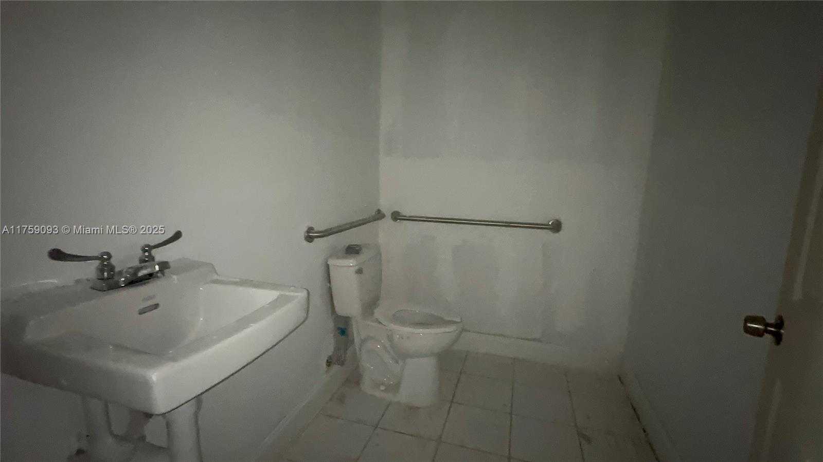 Small Image of 1000 PHIPPEN WAITERS RD, Dania Beach Number 7
