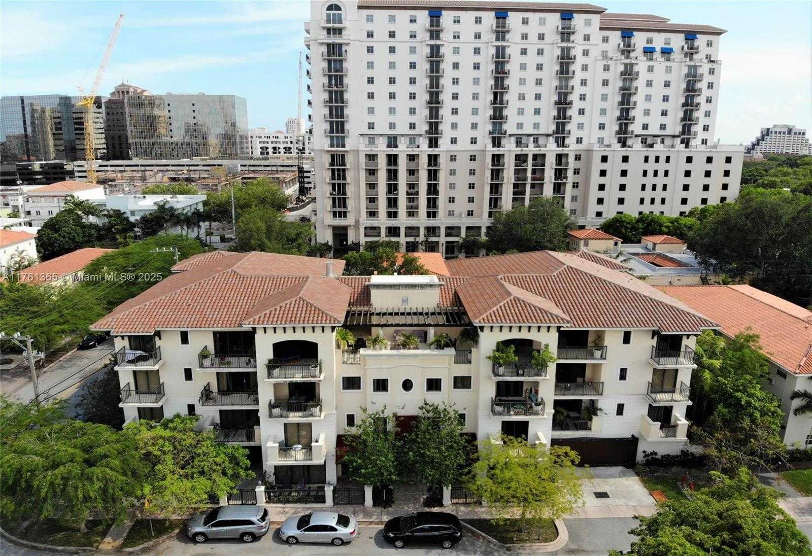 Small Image of 300 MAJORCA AVE, Coral Gables Number 1