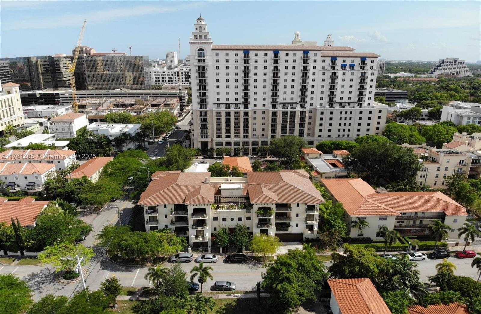 Small Image of 300 MAJORCA AVE, Coral Gables Number 2